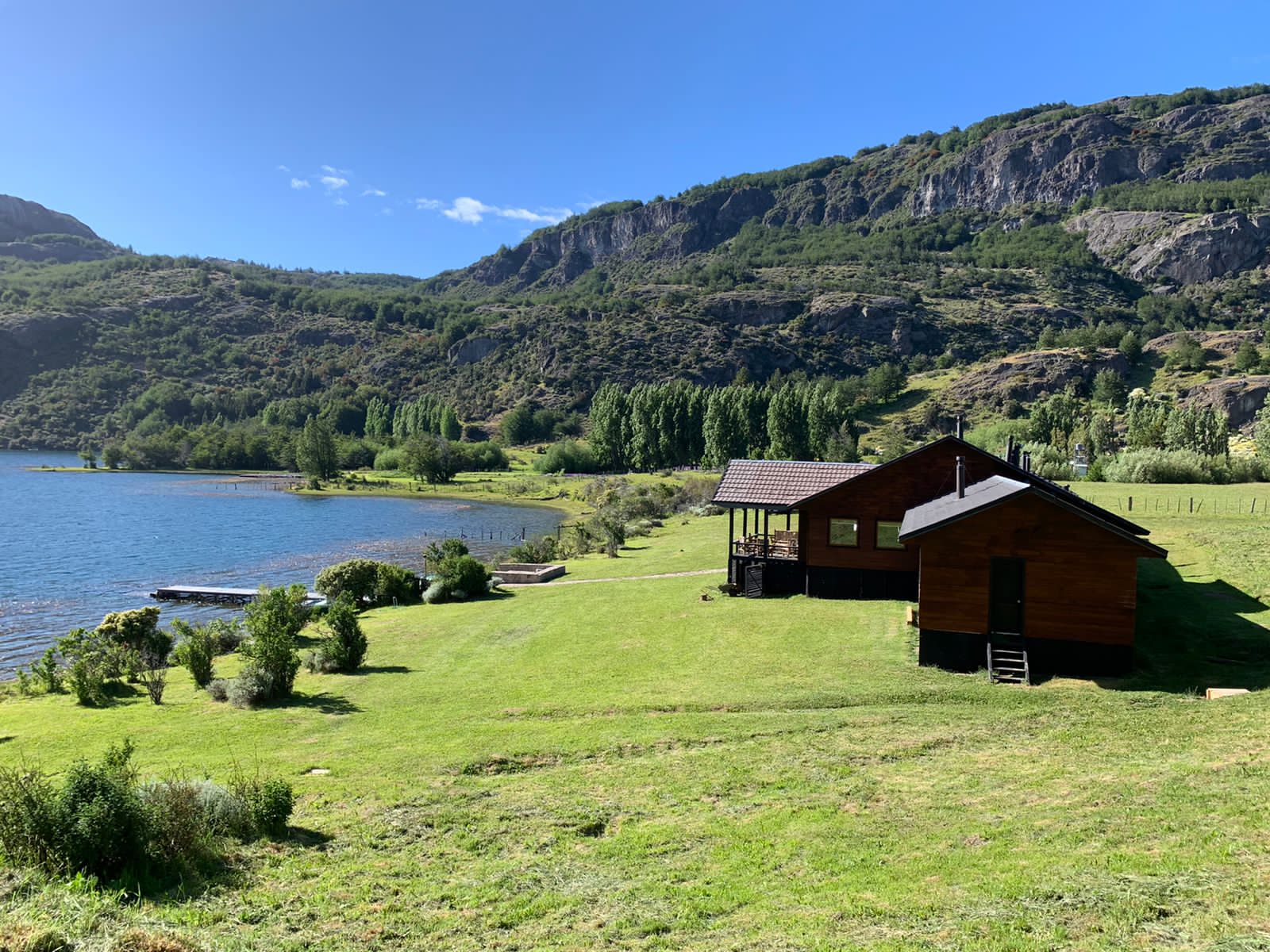 El Lodge junto al lago.